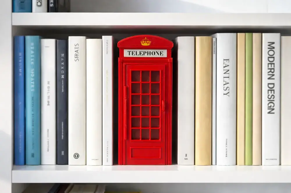 Cabine vermelha com livros